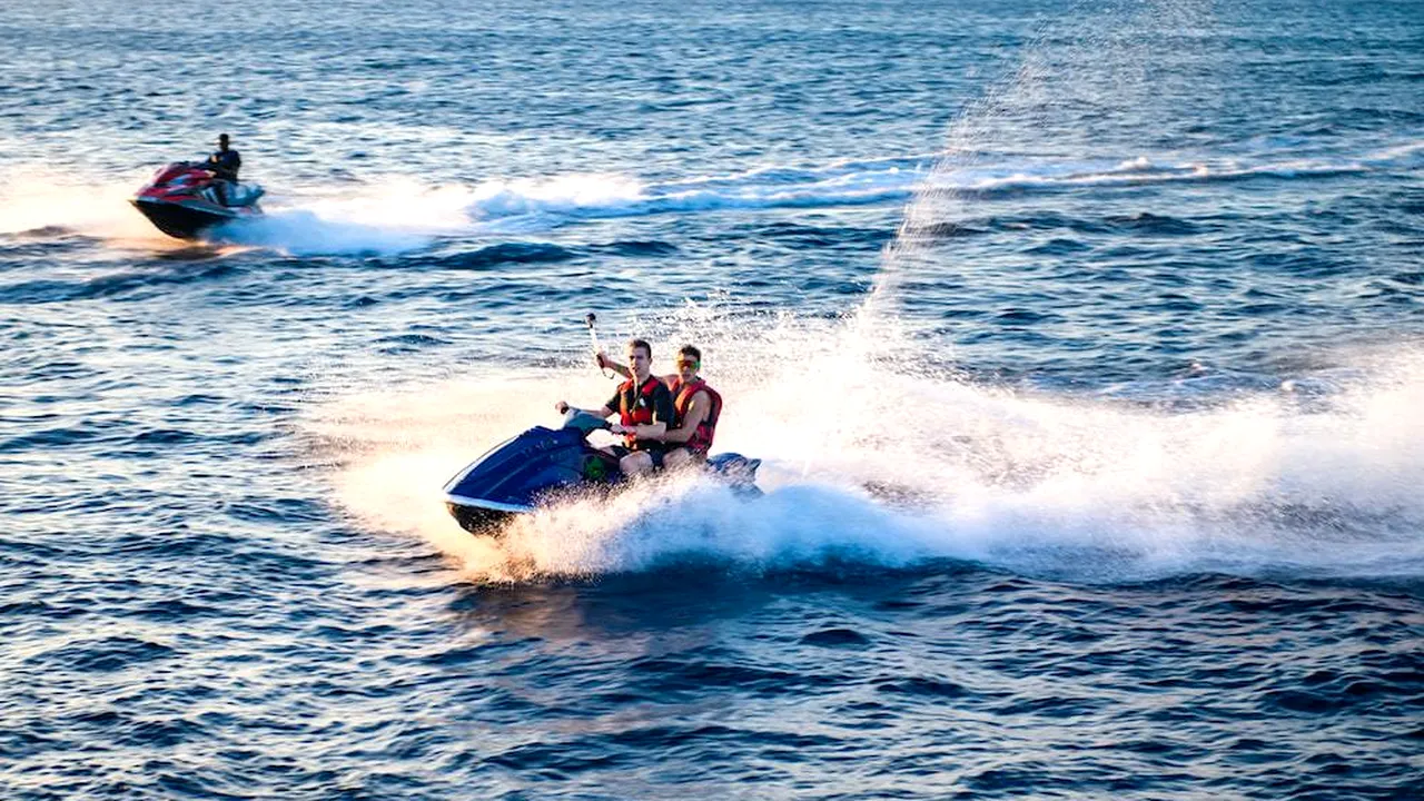 Avantajele şi dezavantajele închirierii unui jetski în vacanţă