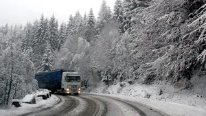 Restricţiile de circulaţie pe DN1 şi DN1A pentru camioane neechipate de iarnă, ridicate