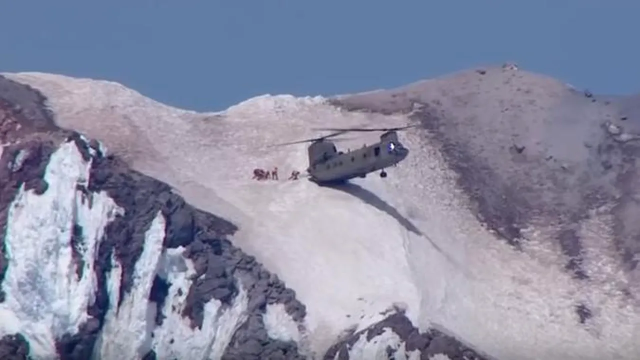 Operaţiune de salvare SPECTACULOASĂ. Un pilot talentat de Chinook arată de ce este capabil unul dintre cele mai mari elicoptere din lume | VIDEO