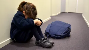 Caz GRAV de violenţă în şcoală, soluţionat doar cu AVERTISMENT