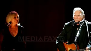 Neil Young divorţează, după o căsnicie de 36 de ani