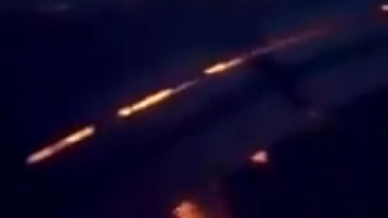 Unul dintre motoarele avionului care transporta o echipă de fotbal de la CM 2018 a luat foc în aer