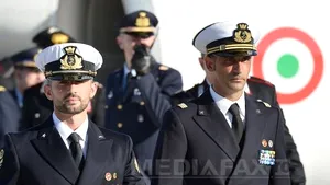 Cei doi militari italieni urmăriţi pentru crimă în India sunt în drum spre New Delhi