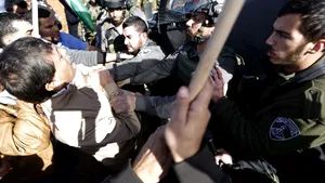 VIOLENŢE în Cisiordania: Confuntări între forţele israeliene şi studenţii palestinieni la porţile unei universităţi. Mai multe persoane au fost rănite