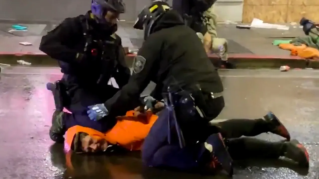 VIDEO Practica LETALĂ a poliţiei din SUA. Moartea lui George Floyd n-a fost întâmplătoare. „Ia-ţi naibii genunchiul de pe gâtul lui”