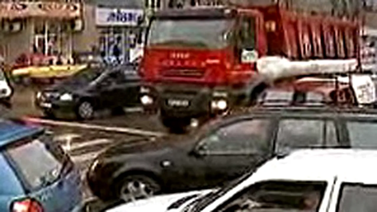 Bucureşti: Trafic blocat din cauza ploii şi a numărului mare de maşini