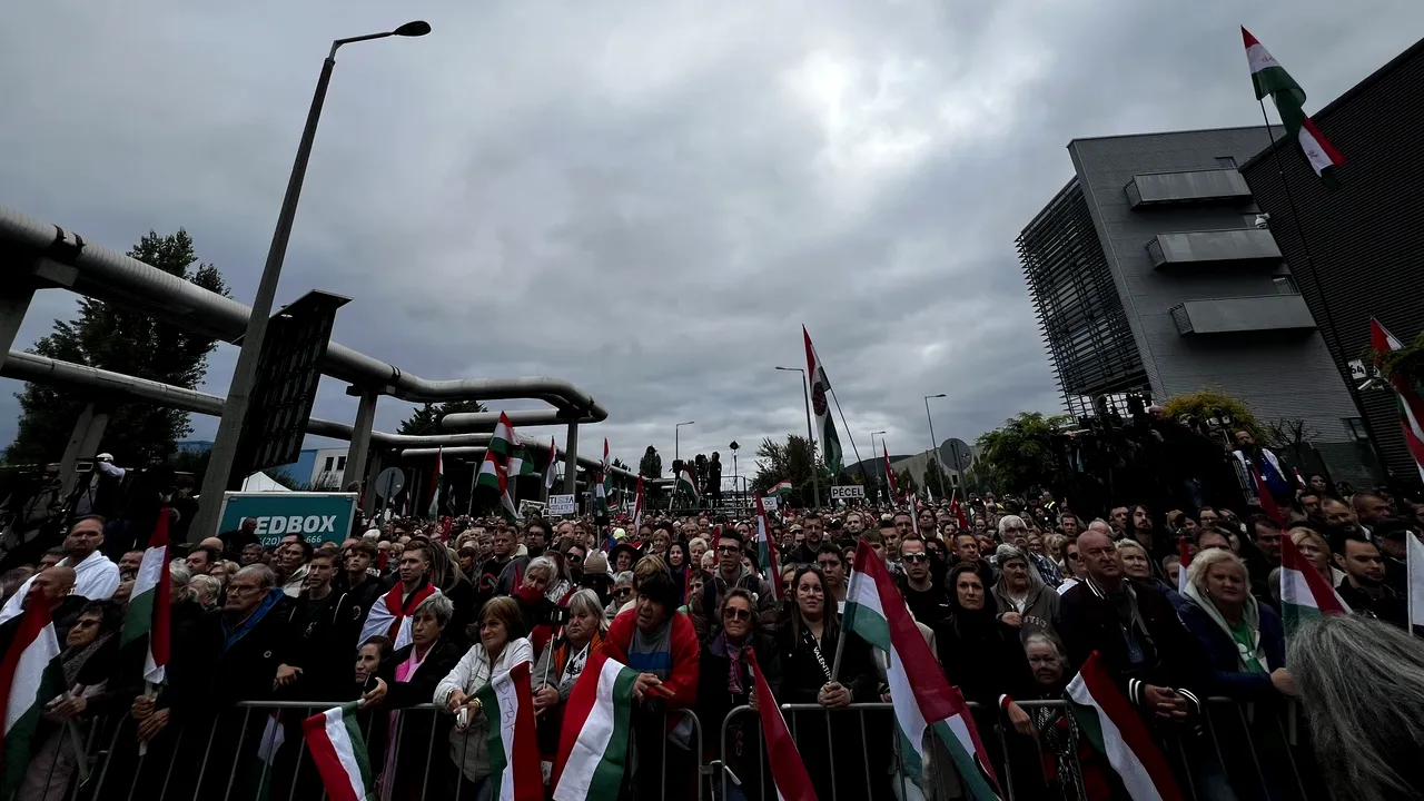 Mii de persoane au protestat în faţa sediului televiziunii de stat din Ungaria 