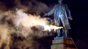 O statuie a lui Lenin din Harkov, demontată în timpul unui miting al naţionaliştilor ucraineni - FOTO