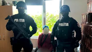 Un polițist în misiune a fost mușcat de un câine asmuțit de un bărbat împotriva căruia fusese emis un ordin de rotecție