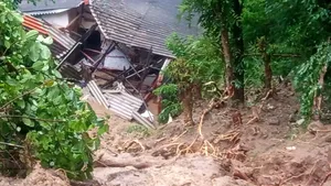 Supraviețuitorii cer ajutor urgent după inundațiile catastrofale și alunecările de teren din Asia