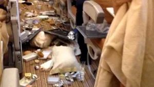 Momente DRAMATICE pentru pasagerii unui zbor: Avionul a trecut printr-o zonă cu turbulenţe EXTREME. 11 pasageri şi un membru al echipajului au fost răniţi - VIDEO