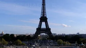 Sute de escroci şi comercianţi ilegali vin zilnic în zona Turnului Eiffel. Jocurile de noroc sunt măsluite de români sau bulgari