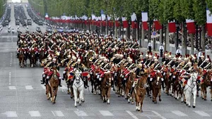 Ziua Naţională a Franţei: Aproximativ 7.000 de militari au defilat cântând în centrul Parisului  - FOTO