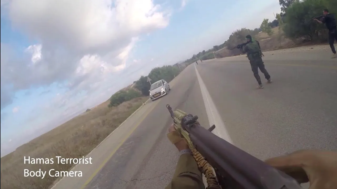 O maşină cu civili israelieni, vânătă în plină stradă. Teroriştiii Hamas au tras ca în poligon