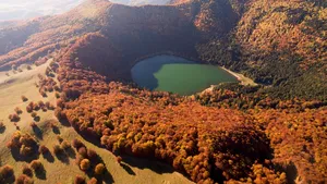 Un grup de cercetători avertizează că vulcanul Ciomatu ar putea erupe. Kilometri cubi de magmă clocotesc sub Lacul Sfânta Ana