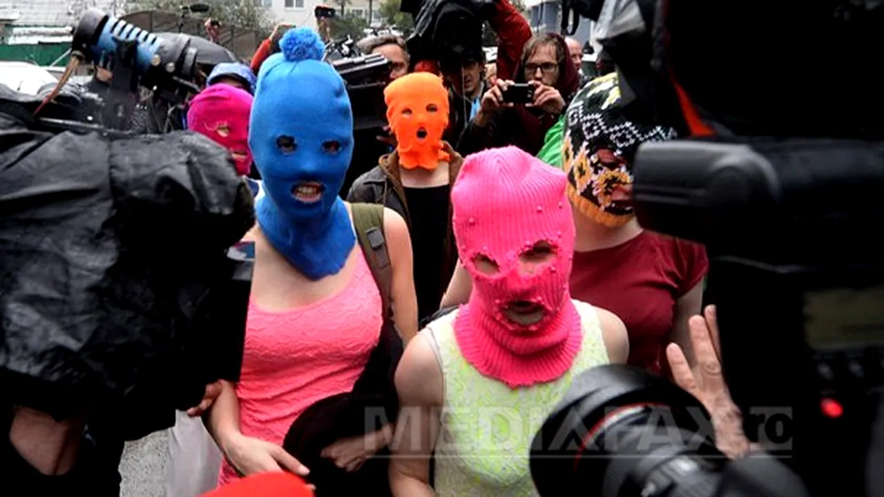 Activiştii Pussy Riot care au pătruns pe teren în timpul finalei CM 2018, reţinuţi din nou, imediat după eliberarea din penitenciare