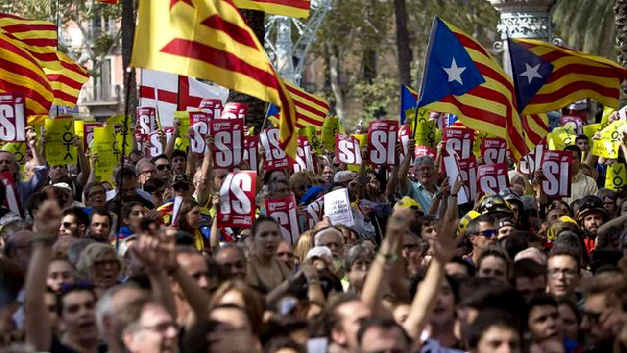 PROTESTE de aploare în Barcelona: Mii de oameni au ieşit pe străzi pentru a cere eliberarea separatiştilor catalani