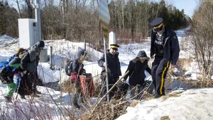 Aproape jumătate dintre canadieni doresc deportarea celor ce traversează ilegal frontiera