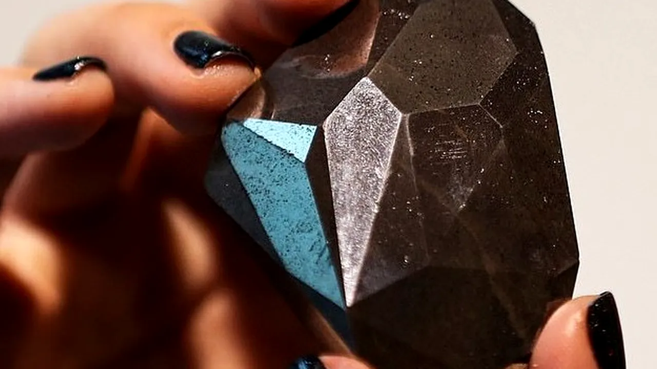 „Enigma”, un diamant unic, negru, misterios şi mare, vechi de un miliard de ani, intră la licitaţie pentru o sumă fabuloasă 