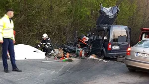 O femeie a murit, alta a fost grav rănită după ce maşina în care se aflau a intrat într-un TIR