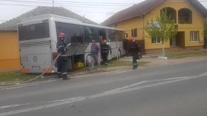 VIDEO | Accident cu cinci victime în Timiş: Un autobuz a lovit o maşină, iar apoi a ricoşat într-o casă 