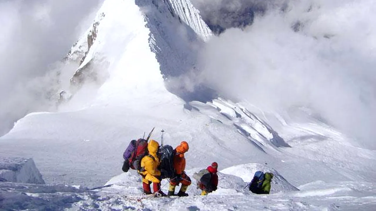 Un alpinist clujean a cucerit vârful Manaslu (8.156 m) din Himalaya - FOTO