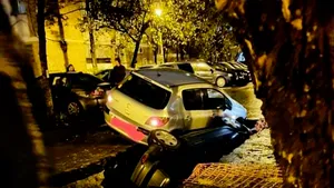 FOTO | Două maşini au căzut într-o groapă, în Bucureşti. Un şofer a fost rănit