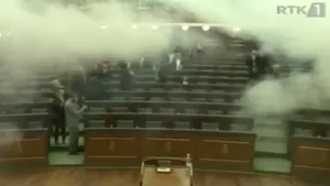 Opoziţia a lansat GAZE LACRIMOGENE în Adunarea din Kosovo - VIDEO