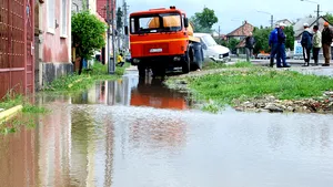 Zeci de gospodării din două localităţi bistriţene, inundate în urma ploilor - VIDEO