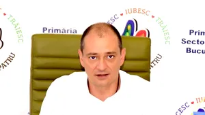 Postare controversată a edilului din Sectorul 4 din Capitală. Primarul IRONIZEAZĂ un om care caută prin gunoaie/ FOTO