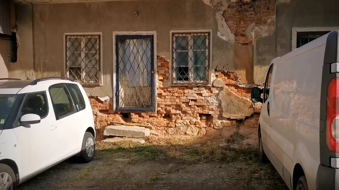 Clădirea Loteriei Neamţ stă să cadă peste angajaţi. „Am încercat să găsim spaţiu de închiriat, dar ce e disponibil nu se pretează la nevoile noastre”
