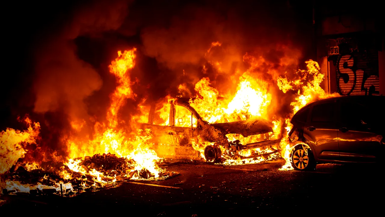 Noapte cu violenţe EXTREME în centrul Barcelonei. Separatiştii au incendiat maşini şi au aruncat cu ACID în poliţişti