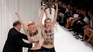 Un model a lovit o activistă FEMEN care a întrerupt o prezentare la Săptămâna Modei de la Paris - FOTO, VIDEO