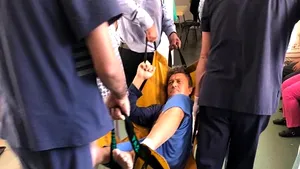 Imaginile umilinţei la Spitalul Târgovişte: Mizerie, mucegai şi pacienţi căraţi cu pături improvizate 