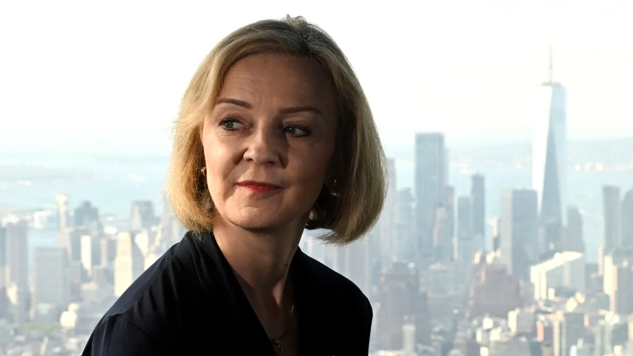 Liz Truss îl consideră pe Emmanuel Macron 