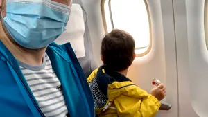 Ministrul Transporturilor a sărbătorit Ziua Copilului la înălţime. Plimbare tată-fiu cu avionul TAROM, de 1 iunie