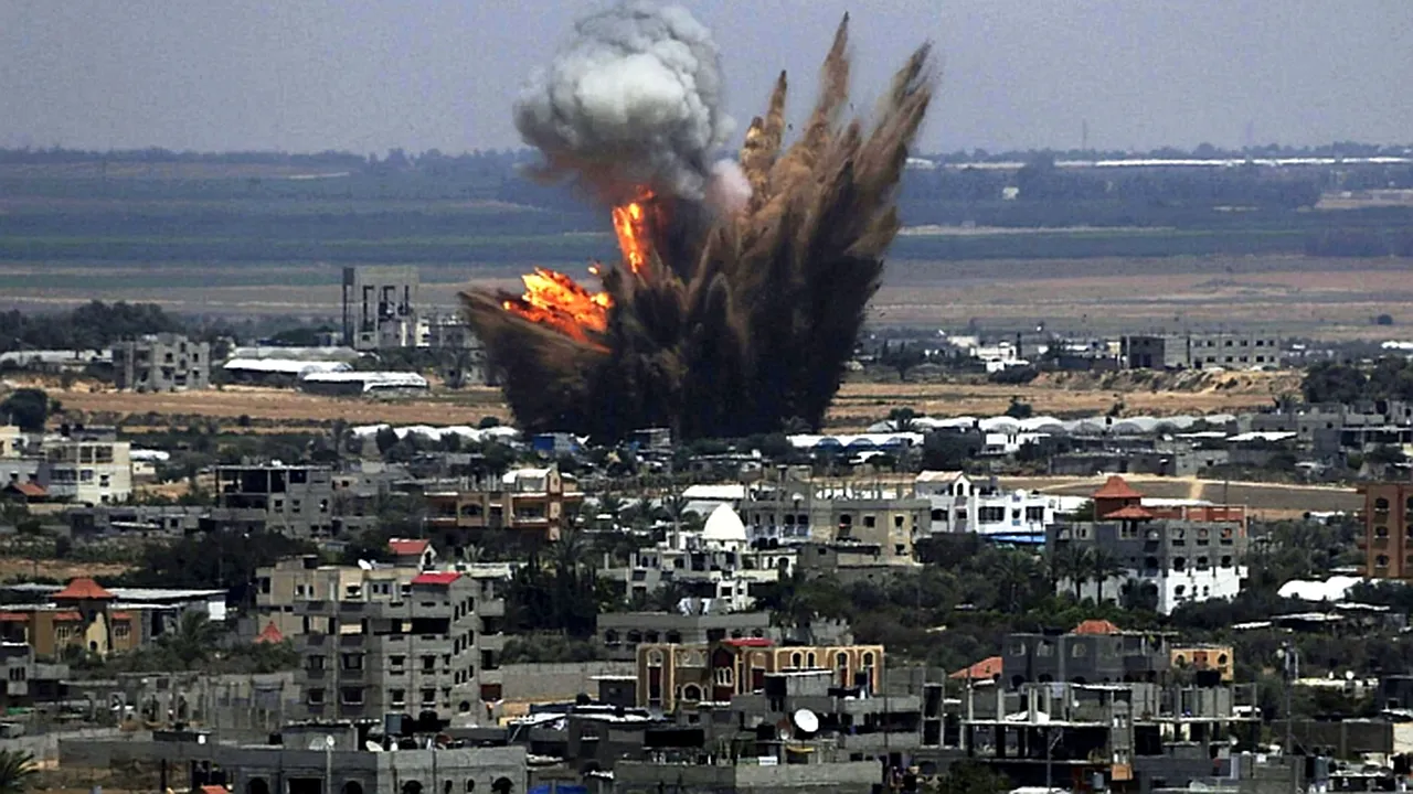 Armata israeliană efectuează BOMBARDAMENTE în Fâşia Gaza, în semn de ripostă la atacul cu rachete atribuit mişcării Hamas | VIDEO
