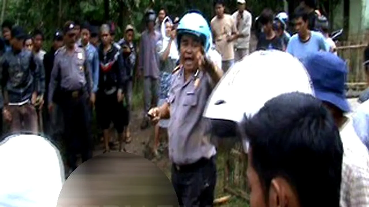 Imagini şocante surprinse în Indonezia. Membri ai unei secte religioase linşaţi de musulmani