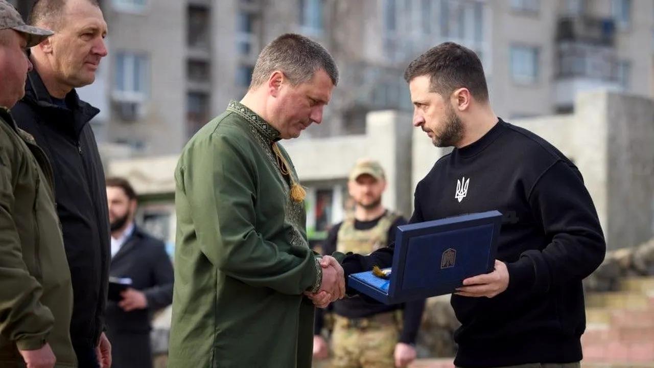 Zelensky a ajuns în regiunea Sumy pentru a înmâna premiul „Oraşul erou” unui primar