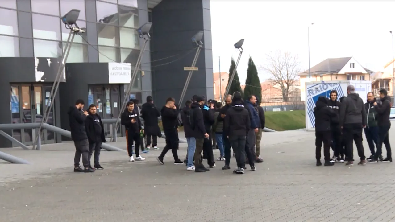 Sute de suporterii olteni care trebuiau să meargă la meciul cu FCSB au rămas acasă. VIDEO