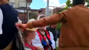 Tatăl celor doi copii care au cântat o melodie electorală pro-PSD a fost amendat/ Ar putea fi luate măsuri de protecţie pentru copii