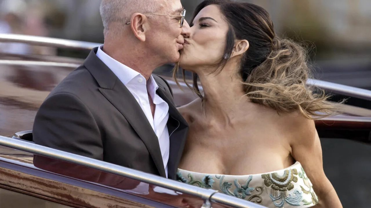 Jeff Bezos și Lauren Sanchez s-au căsătorit. Canal Grande s-a transformat într-o „seară de Oscar”