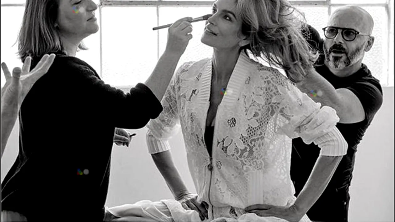 Cindy Crawford a pozat topless pentru a promova noua colaborare cu un brand celebru