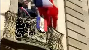 Proaspăt ales, un primar din Franța a îndepărtat steagul UE de pe fațada primăriei