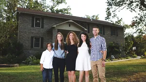 FOTO Cum arată casa pe care o femeie şi-a construit-o SINGURĂ. Cei care au pus osul la treabă au fost cei patru copii, ajutaţi de tutoriale de pe Youtube