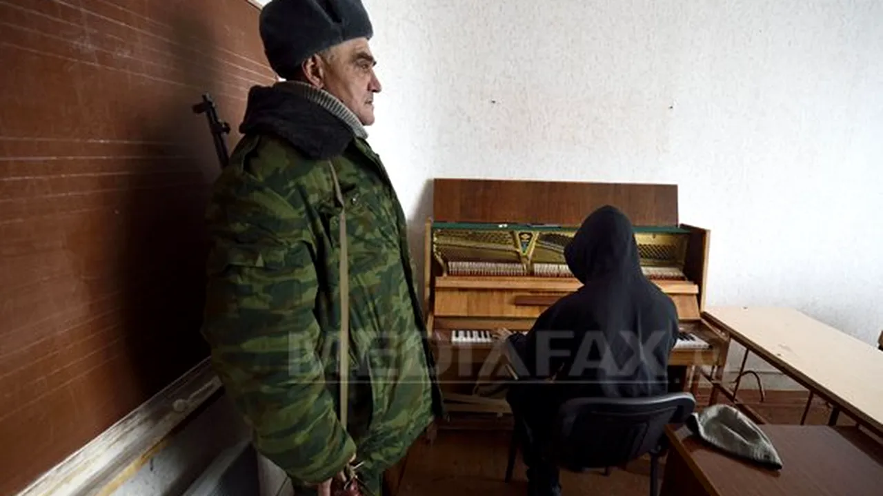 REPORTAJ - Prizonieri ai rebelilor proruşi, militarii ucraineni repară şcoli distruse de bombardamente în est - FOTO