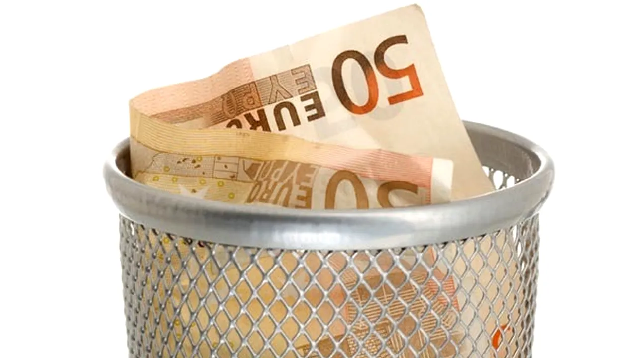 10.000 de euro la gunoi. O femeie şi-a aruncat din greşeală banii în ghenă