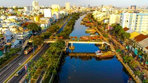 VIDEO. O fetiţă de doi ani a căzut de la etajul 12 al unei clădiri. Cum a reuşit un curier să o salveze