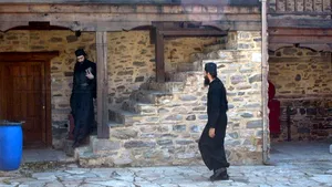 Călugării de pe Muntele Athos protestează faţă de impozitarea veniturilor lor