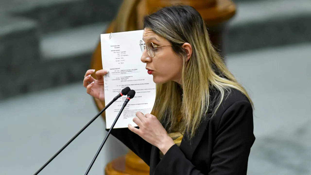 O nouă moțiune o vizează pe ministra Mediului: „Diana Buzoianu, comisarul roșu-verde al setei și întunericului”